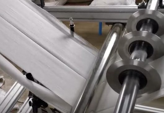 無紡布分切收卷機(jī)FQ1000型生產(chǎn)現(xiàn)場(chǎng)