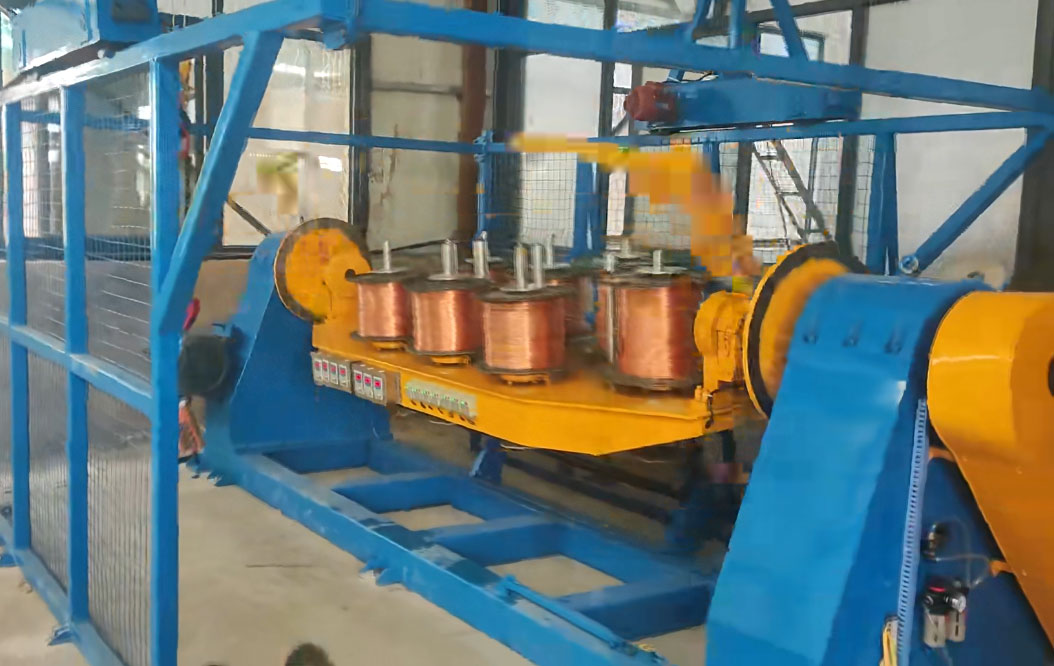 安裝在河南旭升電纜有限公司 高速鋁銅線合股機(jī)+桶裝繞包機(jī)組GLTH500T-1400型一套 試機(jī)現(xiàn)場(chǎng)