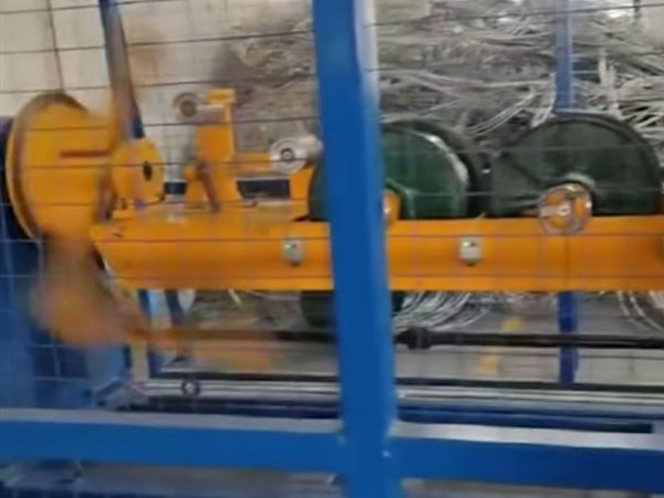 安裝在八月電纜(湖北)有限公司 平盤式鋁銅線合股機(jī)LH500P型生產(chǎn)現(xiàn)場